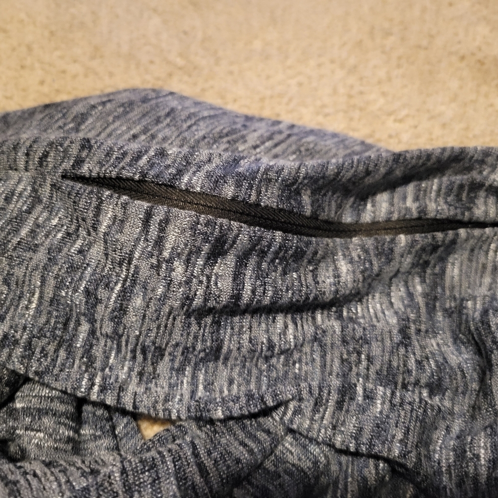 Scarf with zipper